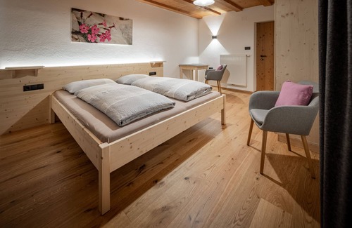 San Cipriano Bed & Breakfast | Room 'Veraltenhof Rosengarten' with Mountain View, Shared Terrace and Shared Garden