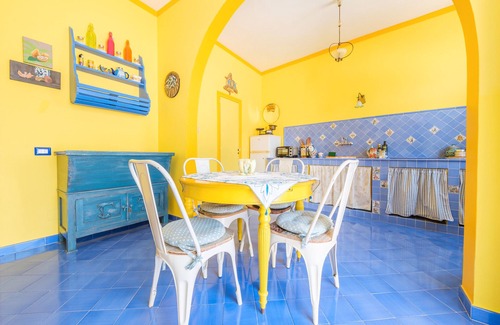 Lipari Historic Centre Apartment | Room 'Verde' with Shared Terrace, Wi-Fi and Air Conditioning