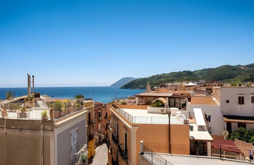 Lipari Historic Centre Apartment | Room 'Verde' with Shared Terrace, Wi-Fi and Air Conditioning