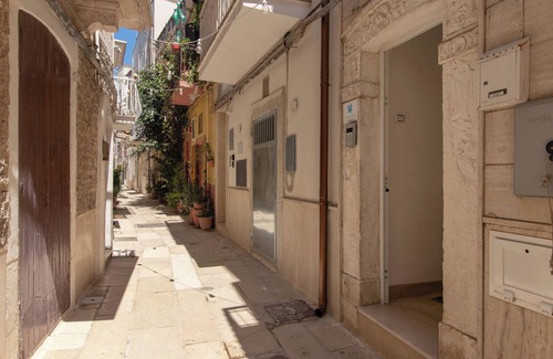 Mola di Bari Apartment | Room 'Vista Mare - Pesce' with Shared Terrace, Wi-Fi and Air Conditioning