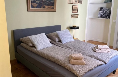 Historical Center Bruges Bed & Breakfast | Room with bathroom in the center of the city in a 600-year-old house