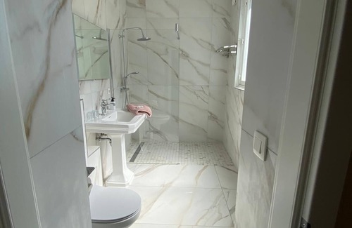 Historical Center Bruges Bed & Breakfast | Room with bathroom in the center of the city in a 600-year-old house