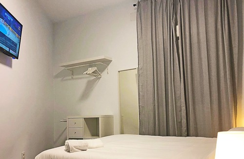 Almeria Centro Apartment | Room with double or single bed, private bathroom, TV and Wi-Fi.