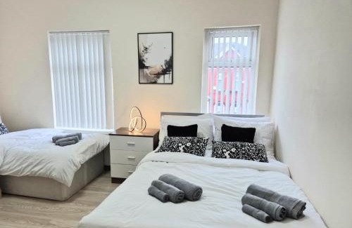Cheetham Hill House | Rooms in Manchester 6 minutes Drive to Victoria Station