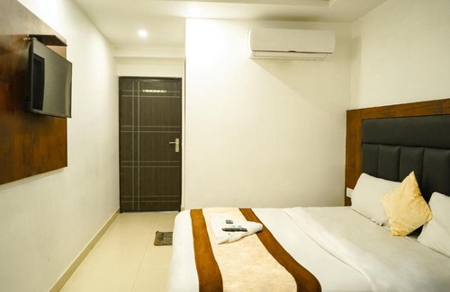 Mahipalpur Hotel | Roomshala 053 Tej Palace - Near IGI Airport Delhi