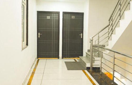 Mahipalpur Hotel | Roomshala 053 Tej Palace - Near IGI Airport Delhi
