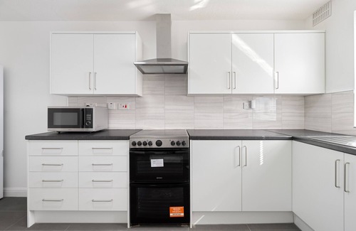 Hale Apartment | Roomy 3 bedroom house, 2 baths Mill Hill