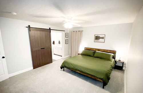 Somerset House | Roomy 6 bedroom near the lake and close to town. Fenced in yard, pets welcome!