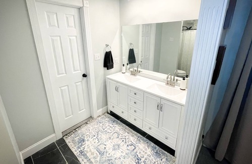 Somerset House | Roomy 6 bedroom near the lake and close to town. Fenced in yard, pets welcome!