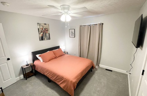 Somerset House | Roomy 6 bedroom near the lake and close to town. Fenced in yard, pets welcome!