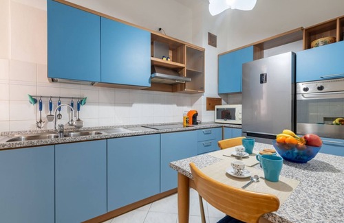 Parma City Centre Apartment | Roomy 75 sqm apartment a few steps from Parma train station. The accommodation is located on the second floor of a building with lift and can host up to 5 people. Please note that there is a step to access the structure.The building is located in the his