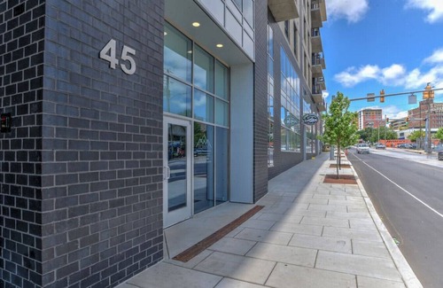 Downtown Asheville Condo | Roomy and Accessible Downtown Balcony Condo