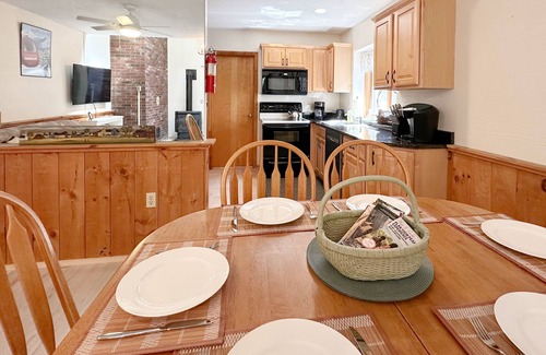 Bartlett Condo | Roomy Family Getaway at base of White Mountains - Sleeps 7!