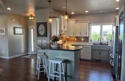 Butte Des Morts House | Roomy home on 18 acres 15 Min to EAA Airventure