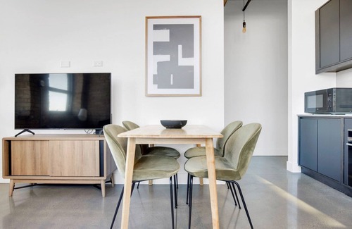 Sheffield Neighbors Apartment | Roomy Lincoln Park 2BR w/Lounge, Roof & Gym, near DePaul, by Blueground