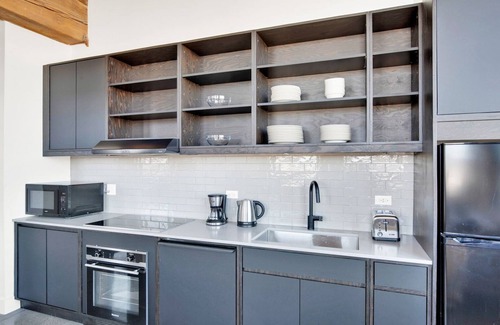 Sheffield Neighbors Apartment | Roomy Lincoln Park 2BR w/Lounge, Roof & Gym, near DePaul, by Blueground