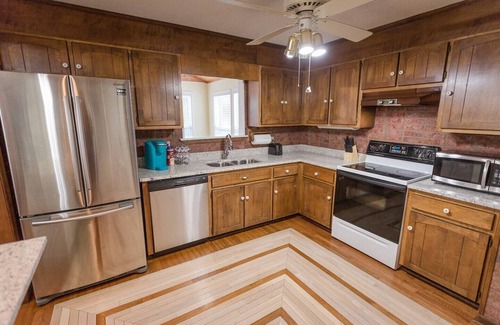 Cleveland House | ROOMY!, pet friendly, fenced backyard.