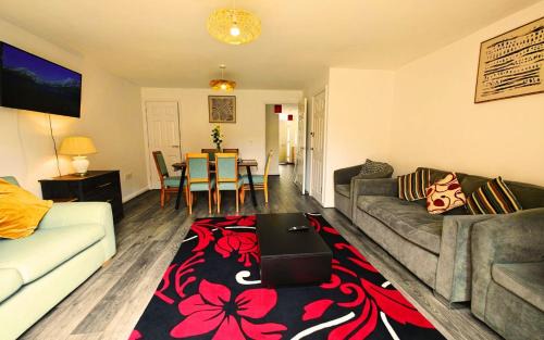 Telford House | Roomy Spark Home with Parking, Garden, Wi-Fi