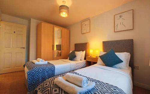 Telford House | Roomy Spark Home with Parking, Garden, Wi-Fi