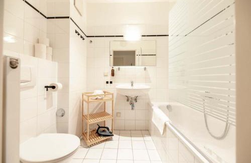 Wieden Apartment | Roomy studio for 2 - 4 in hip area & free parking