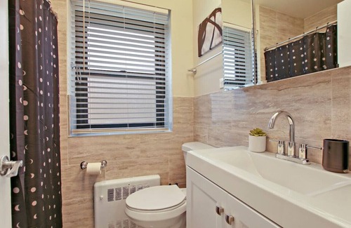 Rogers Park Apartment | Roomy & Stylish 2BR Apt in Rogers Park