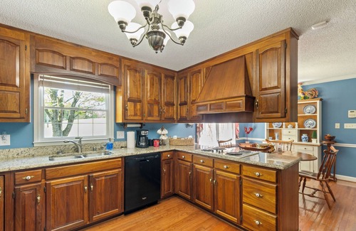 Athens - Sweetwater House | Roomy - Sunroom - Near Wedding Venues - 9 Acres