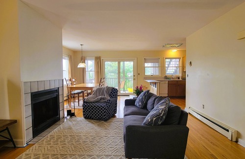 Bellevue Avenue Historic District Condo | ~ Roomy townhouse w/2 baths ~ 1/2 mi from the beach! 1/2 mi from downtown!