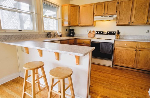 Bellevue Avenue Historic District Condo | ~ Roomy townhouse w/2 baths ~ 1/2 mi from the beach! 1/2 mi from downtown!