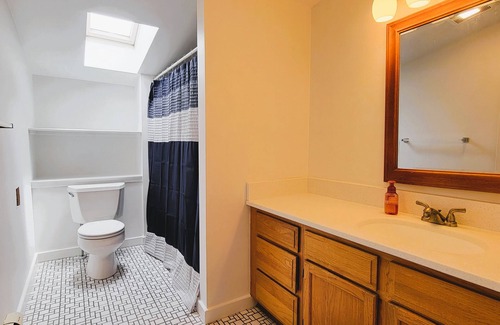 Bellevue Avenue Historic District Condo | ~ Roomy townhouse w/2 baths ~ 1/2 mi from the beach! 1/2 mi from downtown!