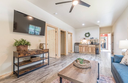 Dahlonega House | Roost Retreat-1BR/1BA near Amicalola Falls, Kitchenette, Mtn view, Fire Pit