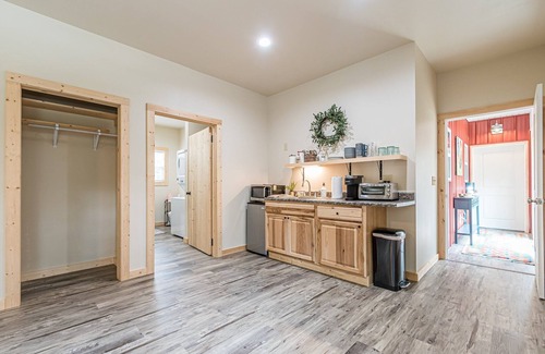 Dahlonega House | Roost Retreat-1BR/1BA near Amicalola Falls, Kitchenette, Mtn view, Fire Pit