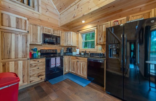 Fairview Villa | Roosters Den! Modern Cozy Cabin!