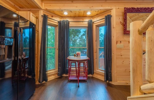 Fairview Villa | Roosters Den! Modern Cozy Cabin!