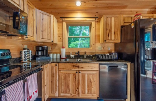 Fairview Villa | Roosters Den! Modern Cozy Cabin!