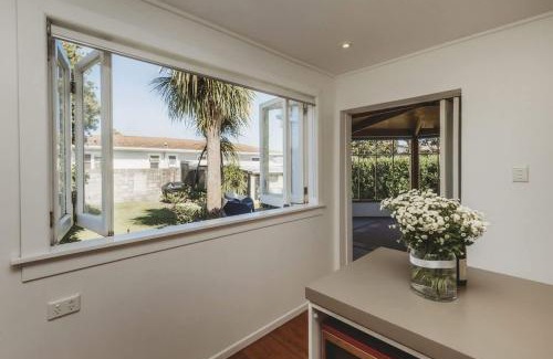 Fitzroy House | Ropiha Retreat - close to Fitzroy Beach paradise