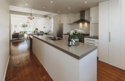 Fitzroy House | Ropiha Retreat - close to Fitzroy Beach paradise