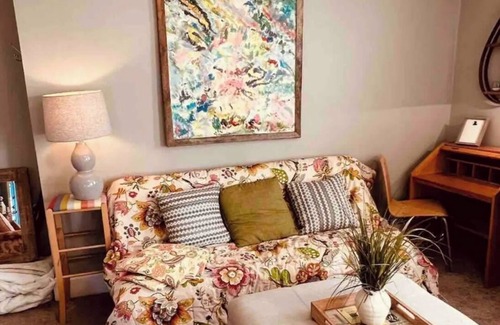 Old Town Winchester Apartment | Rosamond nice downtown studio apt