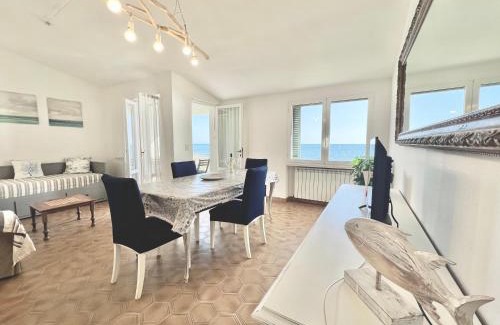 Castiglione della Pescaia Apartment | Rosanna, terrazza vista mare, 2 camere, clima e 2 posti auto a soli 50 m dal mare! by Alfareal