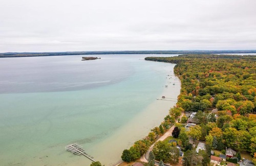 Higgins Lake House | Roscommon Cottage - Walk to Higgins Lake!