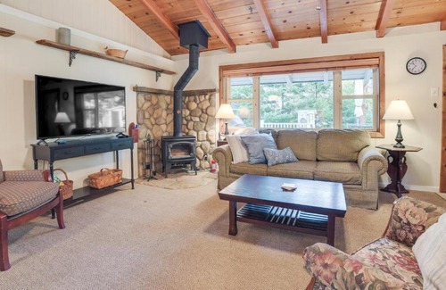 Higgins Lake House | Roscommon Cottage - Walk to Higgins Lake!
