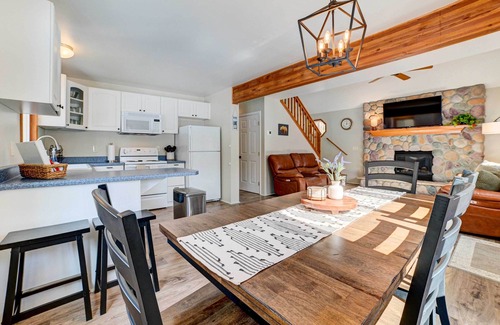 Higgins Lake Cottage | Roscommon Retreat w/Deck ~ 1 Mile to Higgins Lake