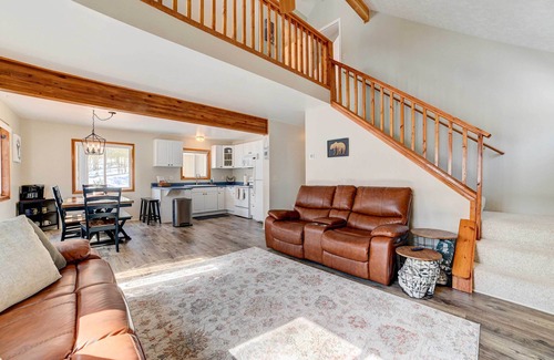 Higgins Lake Cottage | Roscommon Retreat w/Deck ~ 1 Mile to Higgins Lake