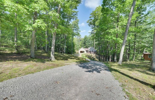 Higgins Lake Cottage | Roscommon Retreat w/Deck ~ 1 Mile to Higgins Lake