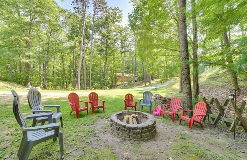 Higgins Lake Cottage | Roscommon Retreat w/Deck ~ 1 Mile to Higgins Lake