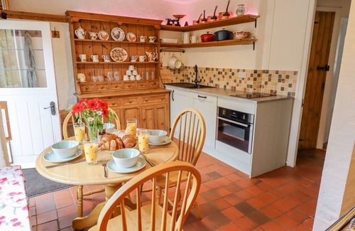 Dawlish Cottage | ROSE COTTAGE IN HOLCOMBE, pet friendly, with open fire in Teignmouth