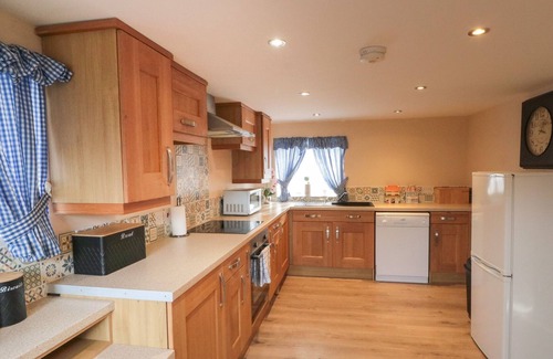 Castleton Cottage | ROSE COTTAGE, pet friendly, character holiday cottage in Castleton