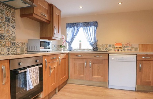 Castleton Cottage | ROSE COTTAGE, pet friendly, character holiday cottage in Castleton