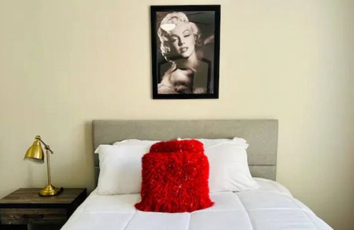 Pearland Apartment | Rose ~ Elegant 1 Bedroom ~ Pool View ~Shopping Center!!