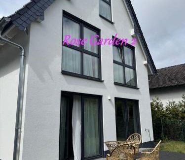 Offenbach am Main House | Rose Garden - Haus mit Garten & 3 Schlafzimmern