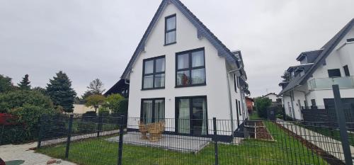 Offenbach am Main House | Rose Garden - Haus mit Garten & 3 Schlafzimmern